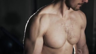 Sakallı bir adam bir halter egzersiz son kümesini yapıyor kadeh kaydırmak