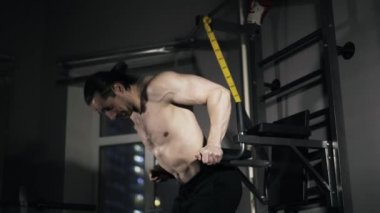 Pan çekim adam gönderme yapıyor çıplak gövde ile ups üzerinde paralel Bar