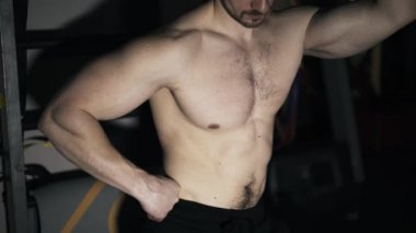 Adam bir egzersiz yaptıktan sonra tilt kadar nefes