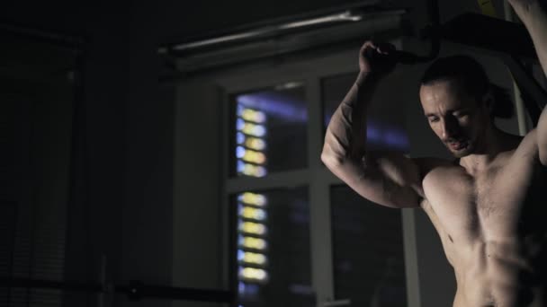 Man zwaar ademhaling na een training, vooraanzicht — Stockvideo