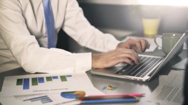 Dizüstü touchpad kullanarak ve yazarak adam yakın çekim