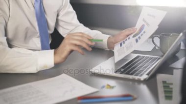 Adam s el notları bir raporu okuduktan sonra yapma yan görünüm