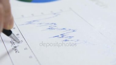Bir grafik üzerinde yazma bir adamın yakın çekim