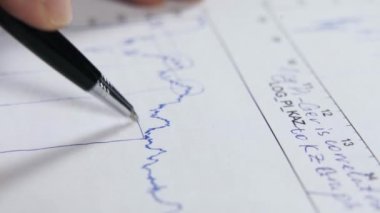 Bir grafik ile çalışan bir adamın yakın çekim