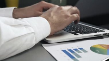 Laptop yazarak adam kadeh kaydırmak