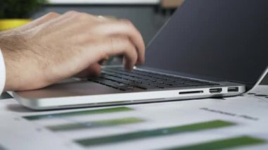 Laptop yazarak bir adamın yakın çekim