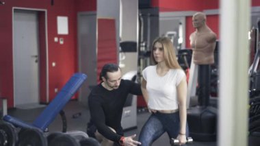 Kadının bir bacak situps Koç ile yapması