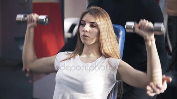 Close up de mulher fazendo exercício dumbbell — Vídeo de Stock