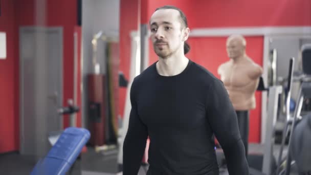 Homme barbu faisant haltères alternes dans une salle de gym, gros plan — Video