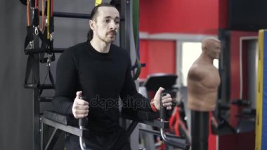 Sakallı adam bacak yapıyor bir spor salonunda yükseltir