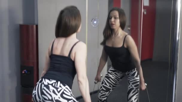 Mujer haciendo situps con goma y mirándose en el espejo — Vídeos de Stock