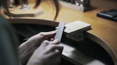 Bir yüzük dosyalama kadın kuyumcu