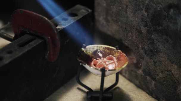 Close-up van metalen smelten door een steekvlam — Stockvideo