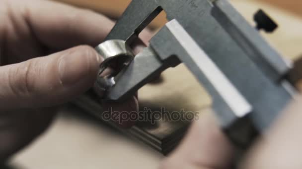 Close up de mulher joalheiro medindo um anel — Vídeo de Stock