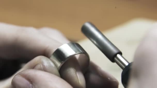 Женщина-ювелир полирует серебряное кольцо — стоковое видео