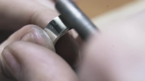 Femme bijoutier polissage d'une bague en argent, gros plan 