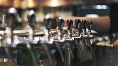 Barmen s ellerinde musluklar temizlik yakın çekim