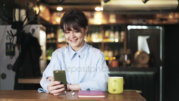 Vista frontal de la mujer de vídeo chat en un bar — Vídeo de stock