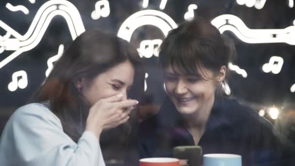 Dua wanita muda dengan smartphone di kafe — Stok Video