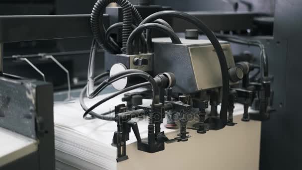 Máquina de tipografía contando papel en cámara lenta — Vídeos de Stock
