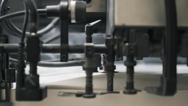 Close up van typografie machine werken — Stockvideo