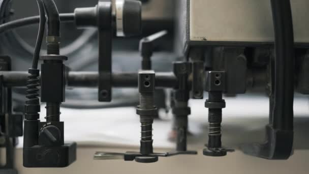 Крупним планом робочий процес друкарської машини — стокове відео