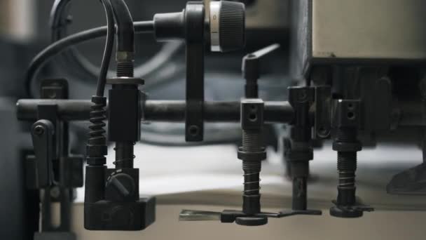 Панельний знімок друкарської машини, що працює — стокове відео