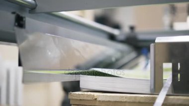 Endüstriyel yazıcıda yazdırılan posterler kadeh kaydırmak