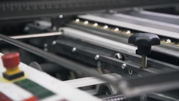 Pan shot van industriële printer werkt — Stockvideo