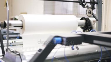 Büyük rulo baskı tesisi de dönen kağıdı
