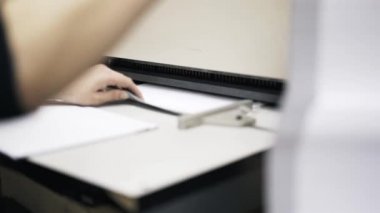 Kadın işçi yaprak kağıt makinenin içine ekleme
