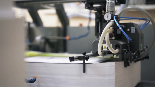 Vista lateral da máquina da planta de impressão que trabalha — Vídeo de Stock