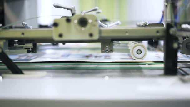 Máquina de planta de impresión con mecanismo de rotación trabajando — Vídeos de Stock