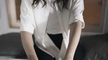 Genç kadın kadar geceleri, tilt laptop yazarak