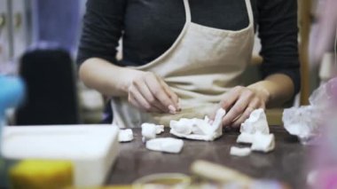 Alçı parçaları koyarak kadın