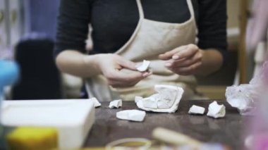 Alçı parçaları koyarak kadın s eller