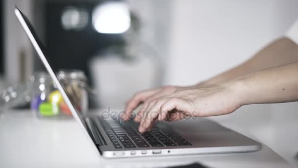 Zbliżenie na ręce s kobieta pisania na laptopa — Wideo stockowe