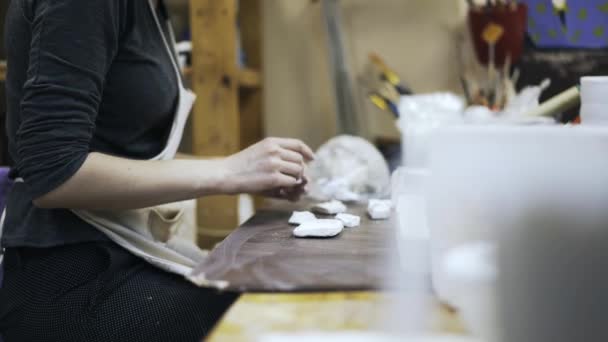 Les mains de la femme mettant des morceaux de gypse, vue de côté — Video