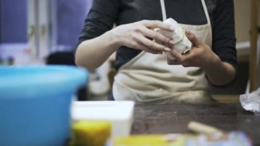 Alçı sille lastik bant koyarak kadın