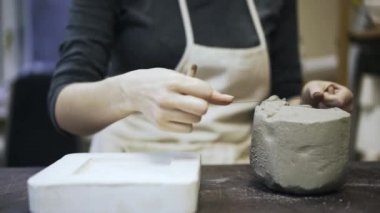 Kil kesme ve ondan bir blob oluşturan kadın