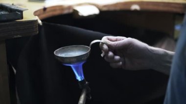 İşçi erime metal kaynak makinesi ile