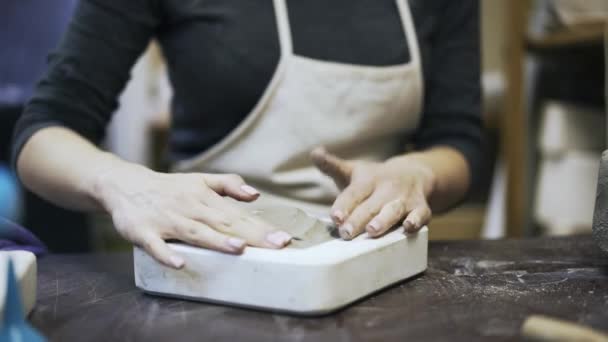 Mulher colocando argila em um molde — Vídeo de Stock