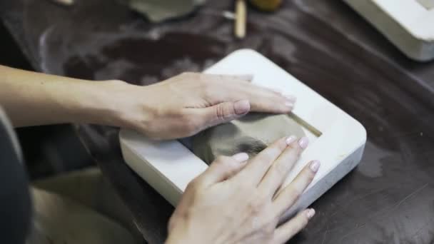 Femme mettant de l'argile dans un plâtre, vue de dessus — Video