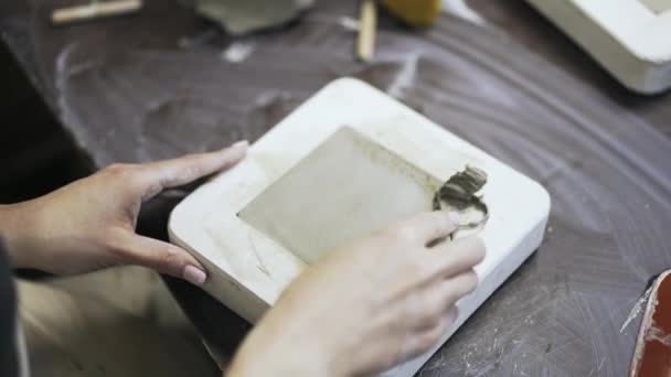 女性キャスト ツールで粘土を平準化 — ストック動画