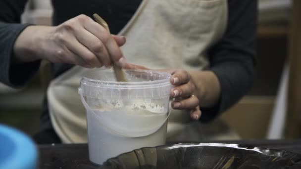 女人在一个罐子里搅拌胶水 — 图库视频影像