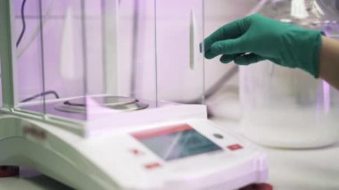 Bir laboratuvarda elektronik ölçeklerde ağırlıklı sıvı