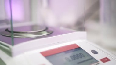 Bir laboratuvarda elektronik ölçeklerde ağırlıklı sıvı yakın çekim