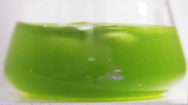 Test tüp karıştırılır yeşil sıvı ile yakın çekim