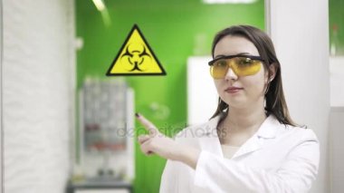 Kadın bilim adamı Biohazard hakkında uyarı