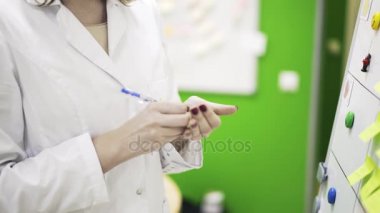 Yapışkan notu bir beyaz tahta üzerinde koyarak kadın bilim yakın çekim